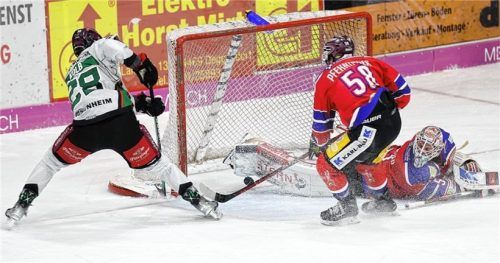 Kaum zu glauben, dass das kein Tor war: Dominik Kolb schob die Scheibe an den Pfosten und von da ging der Puck unter den Schoner von Timo Pielmeier. Foto Roland Rappel