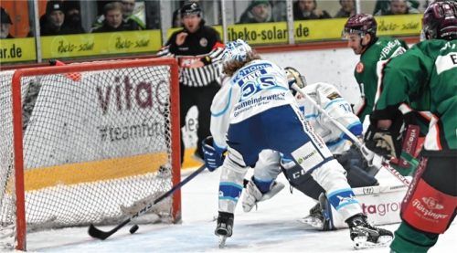 Kein Tor: Riessersee-Verteidiger Simon Mayr kratzt den Puck von der Linie.