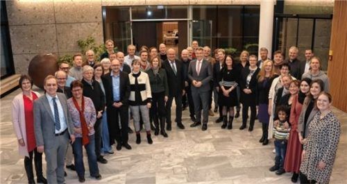 Knapp 40 Vertreter der Schulleitungen der Landkreis-Schulen tauschten sich aus. Auch (Mitte) Landrat Otto Lederer und (rechts) Bildungskoordinatorin Katrin Röber waren beim ersten Schulleiterdialog anwesend. Fotos Landratsamt Rosenheim