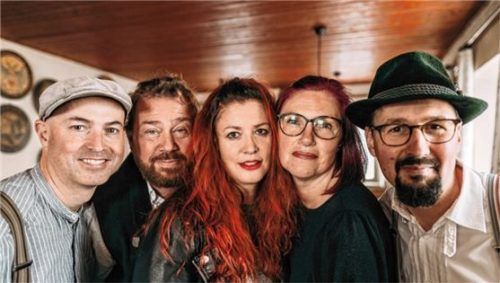 Kupfadache: Die Band aus dem Chiemgau setzt sich zusammen aus (von links) Bernhard Geidobler, Michael Steurer, Sabine Appeltauer, Silvia Pavic sowie Stefan Strohmayer. Foto Carine Pilz