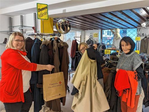 Laden-Teamleiterin Irena Lovric (von links) inspiziert mit ihren ehrenamtlichen Kolleginnen Ingeborg Böhm und Sonja Greim gespendete Kleidungsstücke. Foto Hoffmann