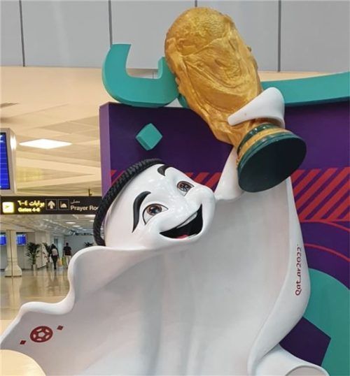 La‘eeb, das Maskottchen der WM, posiert mit dem Pokal. Foto privat