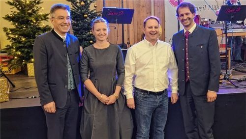 Landrat Otto Lederer (links) und Oberbürgermeister Andreas März (rechts) dankten gemeinsam mit Malteser-Stadt- und Kreisgeschäftsführer Ernst Schütz und Birgit Lotter, Leiterin der Malteser Rettungswache, allen Beteiligten am Impfzentrum im Rahmen einer Feier in der Inntalhalle. Foto malteser