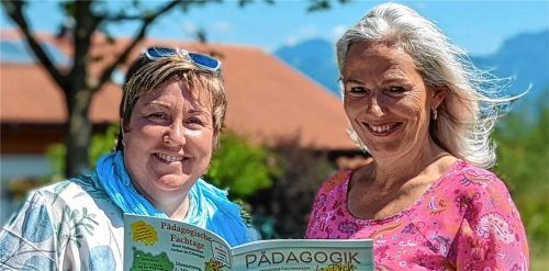 Marion Bischoff (links) und Petra Knickenberg organisieren eine Fachtagung für Kita-Personal in Aschau. Foto re
