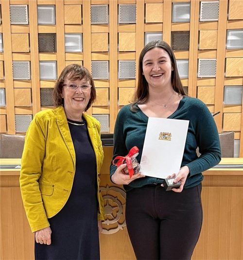 Marlene Reissinger (rechts) erhält von Rosenheims Dritter Bürgermeisterin Gabriele Leicht die Auszeichnung des Bayerischen Staatsministeriums für Umwelt und Verbraucherschutz für ihr Engagement im Natur- und Umweltschutz. Foto Stadt Rosenheim/Baab