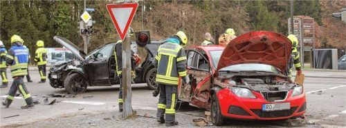 Massive Schäden: Beide Fahrzeuge mussten abgeschleppt werden. Foto Reisner