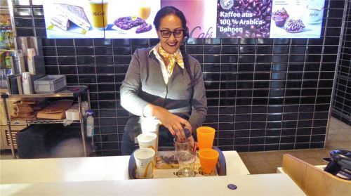 McDonalds-Mitarbeiterin Elizabeth Negash präsentiert in der Kolbermoorer Filiale die neuen Mehrwegverpackungen für Softdrinks, Eis und Kaffee. Sie sind gegen Pfand erhältlich und werden in allen Filialen angenommen. Foto  Riediger