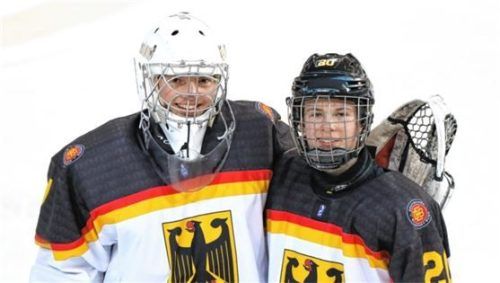 Miriam Siebert (links) und Theresa Zielinski schafften mit der U18-Nationalmannschaft den Aufstieg.Foto privat