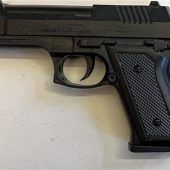 Zwölfjähriger spielt mit Waffe vor dem Rathaus