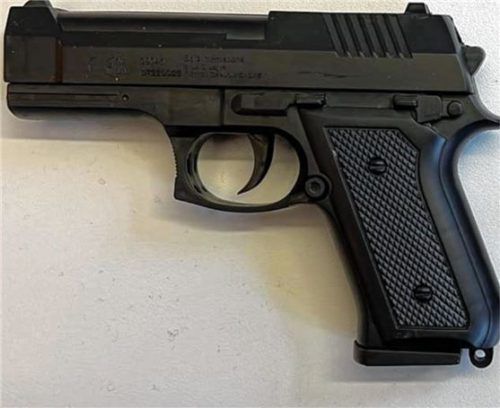 Mit dieser Waffe hat ein Bub (12) vor dem Rathaus gespielt. Foto Polizei Rosenheim