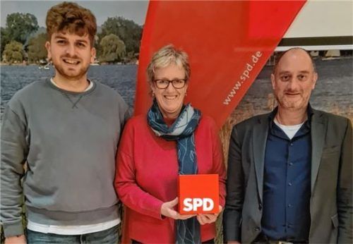 Mit Schwung startet die Rosenheimer SPD in den Wahlkampf: (von links) Jonah Werner, Bezirkstagskandidiat des Stimmkreises Rosenheim Ost, Elisabeth Jordan, scheidende Bezirksrätin und Unterbezirksvorsitzende Rosenheim Stadt, sowie Thomas Frank, der SPD-Landtagskandidat für Rosenheim Ost. Foto re