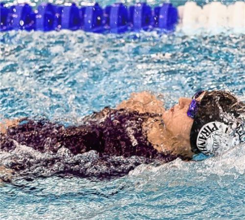 Mit Volldampf ins neue Jahr: Johanna Schaa beim Dreikönigsschwimmen in Landau. Foto Jan Hofmann