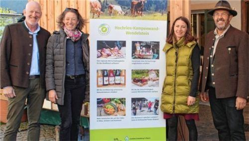 Mitwirkende an der Öko-Modellregion sind (von links) Zweiter Bürgermeister Michael Andrelang, Kulturreferentin Corinna Spieth-Hölzl, Projektmanagerin Steffi Adeili und Wast Pertl vom Prientaler Bergbauernladen in Aschau. Foto Gemeinde Aschau