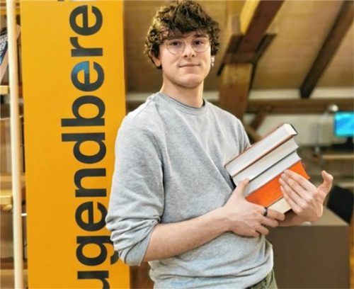 Momentan ist Jonas Stockmeier zwischen den Regalen der Stadtbibliothek zu finden. Foto  Stadtbibliothek Rosenheim
