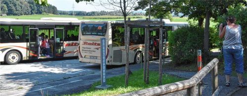 Morgens und mittags stauen sich die Schulbusse, die von der Otfried-Preußler-Schule Stephanskirchen in verschiedene Richtungen bis nach Vogtareuth, Prutting und Riedering fahren. Foto Peter Schlecker