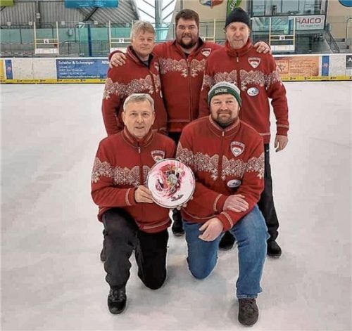 Nach einer strapaziösen Bundesliga-Saison schaffte der TSV Buchbach mit Bernhard Gratzl (von links), Josef „Joe“ Brand, Robert Thurner, Martin Fischer und Stephan Aigner den Klassenerhalt und ist nach dem sofortigen Wiederabstieg des SV Unterneukirchen nun im Haifischbecken der Eliteliga die einzig verbleibende Moarschaft des Eisstocksportkreises 200 Mühldorf-Altötting.