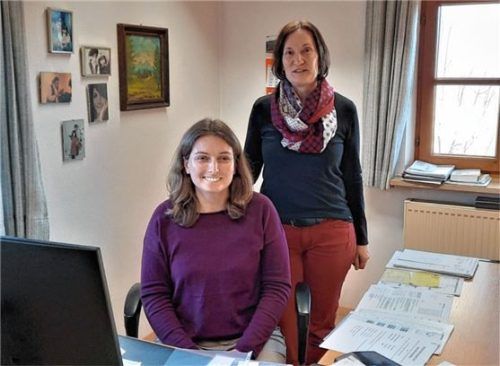 Neue Gesichter in der Gemeindeverwaltung im Rathaus Törwang: Susanne Kunz (links) und Gabriele Rieder (rechts) kümmern sich um die Samerberger Gemeindefinanzen.