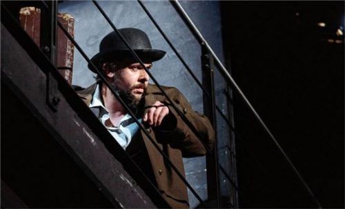Nik Mayr spielt den „Krätzebart Wang“ in „Die wahre Geschichte“.Foto Christian Flamm