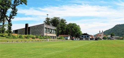 Noch vor dem Abriss der alten Sporthalle: Der Aschauer Fußballplatz ist in die Jahre gekommen und muss umfassend saniert werden. Foto  rehberg