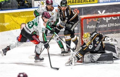 Norman Hauner scheitert hier an Füssens Torhüter Moritz Borst. Foto  Benedikt Siegert