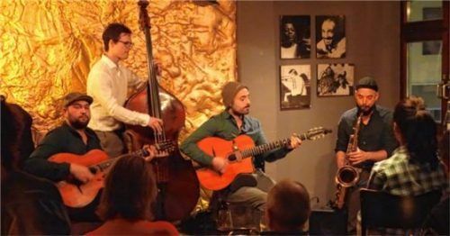 Nostalgischer Sound, modern ergänzt – Kolja Ledge am Bass, Bobby Guttenberger (links) und David Klüttig mit Gitarren und Valentin Preißler am Saxofon.Foto  friedrich