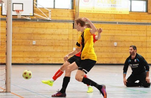Ostermünchens Jonas Hintermayer trifft in dieser Szene zum zwischenzeitlichen 3:1 im Spiel gegen den SV Unterwössen (Endstand 5:2).Foto Christian Butzhammer