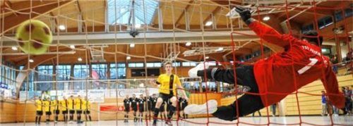Ostermünchens Jonas Hintermayer verwandelte einen Siebenmeter im Finale gegen Altenmarkt. Foto Christian Butzhammer