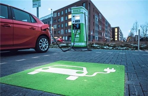 Parkplätze für E-Autos können zur Lärmbelastung werden – das sah ein Berliner Gericht jedenfalls so. Foto IMAGO / Robert Poorten