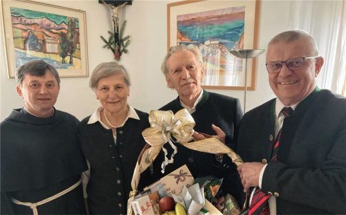 Pater Christoph (von links) mit dem Jubelpaar Marie und Peter Graf und dem Söchtenauer Bürgermeister Bernhard Summerer.Foto Böck