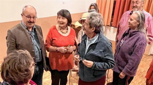 Peter Kloo (links) wird nicht noch einmal für das Amt des Bürgermeisters kandidieren. Darüber informierte er im Rahmen einer Gesprächsrunde der Aktionsgemeinschaft für Arbeitnehmerfragen, die Agathe Lehle (Zweite von links) organisiert hatte. Foto  Gerlach