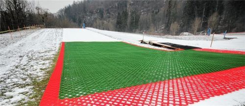 Piste aus Kunststoff: Bald soll die 100 Meter lange Matte am Hocheck in Oberaudorf befahren werden. Foto Schmidt