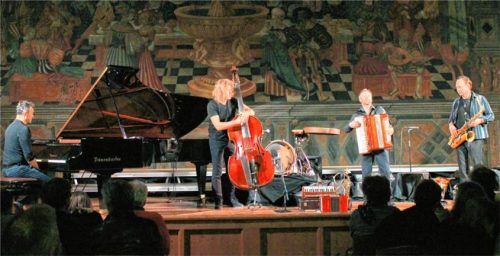 Präsentierten neue Stücke im Wasserburger Rathaussaal: Pianist Chris Gall, Bassist D.D. Lowka, Akkordeonist Andreas Hinterseher und Saxofonist Mulo Francel. Foto Falk