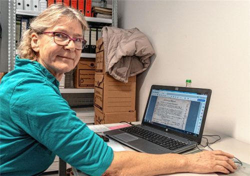 Regina Rackl kann stolz auf das bisher Geleistete sein: Mit der Hilfe von Sütterlin-Kenner Karl Zimmer hat sie bereits 286 Dokumente entziffert, archiviert und in Originalversion wie Transkription digital erfasst.