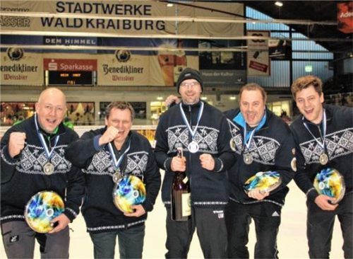 Robert Kerbl (von links), Heinz Hußeck, Mario Utz, Rainer Haider und Andreas Mittermaier vom ESV Waldkraiburg freuen sich als Bayernliga-Vizemeister über den Aufstieg in die 2. Eisstock-Bundesliga. Fotos  Albert Kamhuber