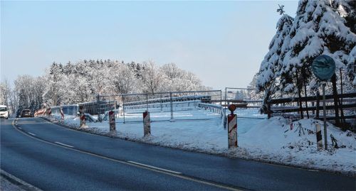 Ruhig und unbewegt: Die Behelfsbrücke bei Raubling wird wohl noch länger auf eine Erstbefahrung warten müssen. Foto Franz Ruprecht