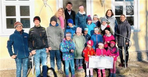 Scheckübergabe: (hinten, von links) Tabitha Licht und Thomas Stingl von der Tnt-Pflege Rosenheim nehmen von der Vorsitzenden des Zitherclubs, Maria Unker, sowie Bettina Schwaiger und Marie-Theres Stephan die Spenden entgegen. Foto  re