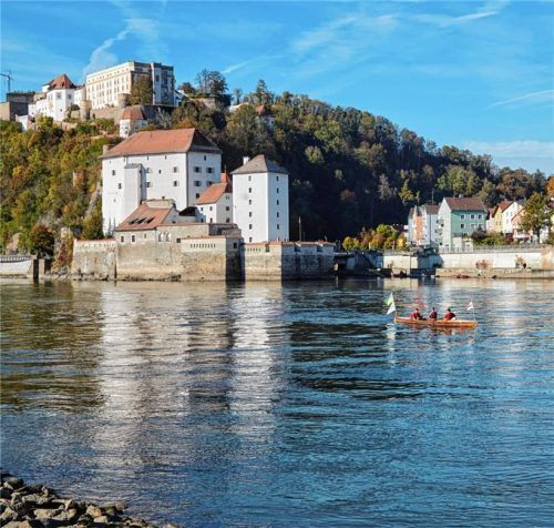 Schlag auf Schlag: Nach 2100 Kilometern erreicht die „Vernø“ Passau. Foto Rotary Club Rosenheim Innstadt