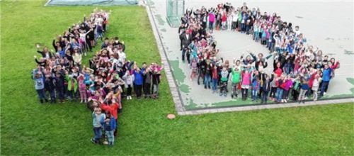 Schüler und Lehrer zeigten sich gleichermaßen stolz, Teil der Fritz-Schäffer-Schule zu sein .