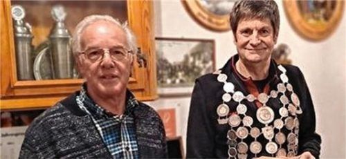 Schützenmeister Gottfried Bauer (links) gratuliert Georg Obermayer zum Sieg.Foto re