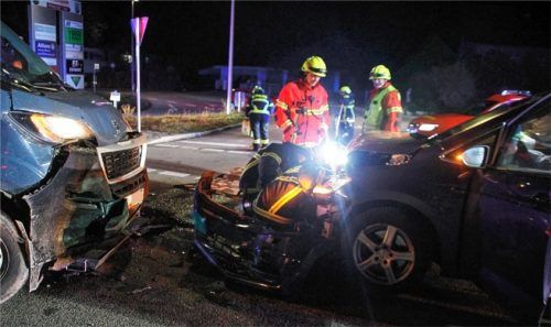 Schwere Schäden: Nach dem heftigen Frontalzusammenstoß mussten beide Kfz abgeschleppt werden. Foto Reisner