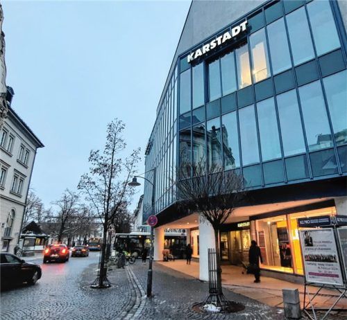 Shoppen an einem der belebtesten Punkte Rosenheims: Die zentrale Lage von Karstadt ist einer der Gründe, warum sich der Standort gute Chancen ausrechnet. Foto  Weiser