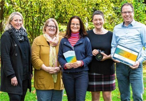 Sie sorgen mit Logo, Flugblättern und Internetseite für Sichtbarkeit: (von links) Koordinatorin Stefanie Schlüter, Barbara Noichl, Geschäftsstellenleiterin des Jakobus-Hospizvereins, Mediendesignerin Monika Bauer, Fotografin Irmgard Sinnesbichler und Programmierer Stefan Gaar. Foto re