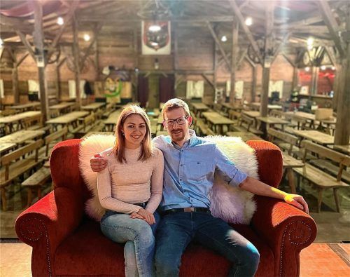 Sophia Astner und Florian Mayer sind das Flintsbacher Prinzenpaar 2023 und sitzen schon Probe im neuen Feststadel. Foto Karin Sönmez