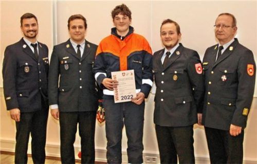 Stadtjugendwart Johannes Schneidhofer (von links), die Jugendwarte der Feuerwehr Aisingerwies Tobias Huber und Maxi Bauer sowie Stadtbrandrat Hans Meyrl gratulierten Timo Landsdorfer (Mitte) von der Feuerwehr Aisingerwies für das Bestehen der höchsten Wissensstufe.Foto Binder