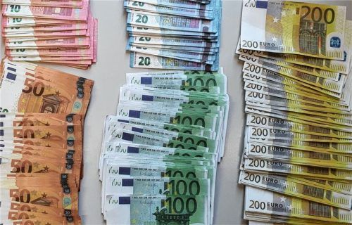 Statt echtem Geld hatte sich ein 63-jähriger Geschäftsmann schlechte „Blüten“ andrehen lassen. Foto dpa/Symbolfoto