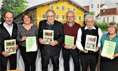 Stolz präsentiert die Vereinsspitze mit (von links) Georg Resch, Bernadette Buchner, Peter Dinzenhofer, Adalbert Meishammer, Hans Demberger und Christa Demberger das neue Wasener Heimatheft.Foto Knarr