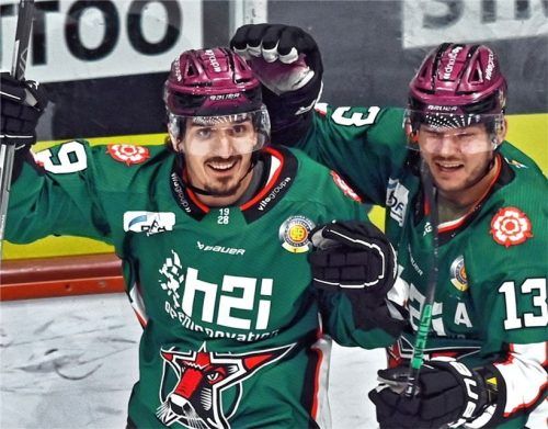 Stürmer Stefan Reiter (links) kehrt im Heimspiel gegen Bad Tölz wieder ins Starbulls-Team zurück, Verteidiger Steffen Tölzer droht dagegen erstmals in dieser Saison in einem Punktspiel auszufallen. Foto Hans-Jürgen Ziegler