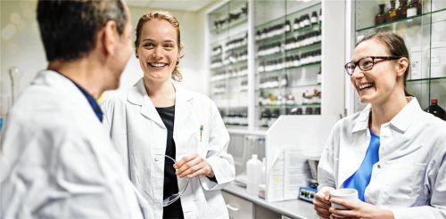 Teamarbeit und abwechslungsreiche Aufgaben machen den Beruf des pharmazeutisch-technischen Assistenten so interessant. Foto djd/Linda/GettyImages/alvarez