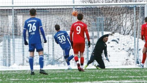 Tor für Deisenhofen: Von links Niklas Sagner (Deisenhofen), Nico Karger (Deisenhofen), Jacob Warwege (Traunstein) und Torwart Alin Goia (Traunstein). Foto Fehrmann