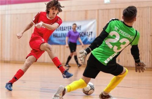 Traunsteins Marius Mühlberger im Duell gegen Freisings Torhüter Matea Kostic. Foto Hans Weitz
